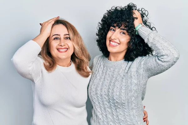 Naher Osten Mutter Und Tochter Tragen Lässige Kleidung Lächeln Selbstbewusst — Stockfoto