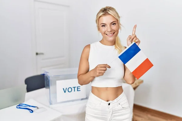 Mulher Caucasiana Jovem Eleição Campanha Política Segurando Bandeira França Sorrindo — Fotografia de Stock