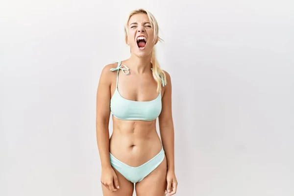 Mujer Caucásica Joven Con Bikini Sobre Fondo Aislado Enojado Loco —  Fotos de Stock