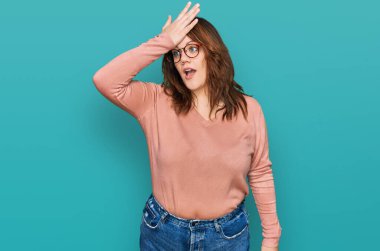 Gündelik kıyafetler giyen ve gözlük takan genç ve cüsseli bir kadın. Hatalı olduğunu unutma. Unuttum, kötü hafıza kavramı. 