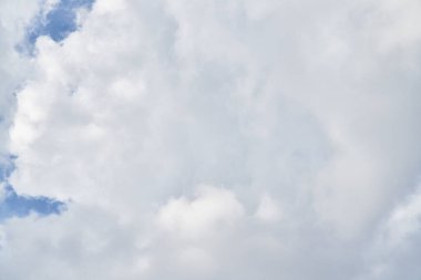 Güneşli bir günde bulutlu güzel mavi gökyüzü