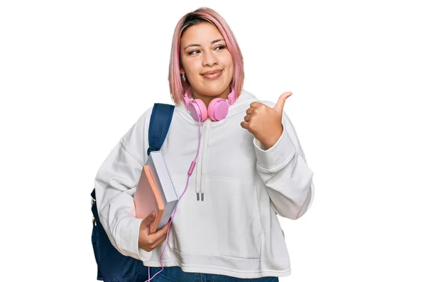 Hispanische Frau Mit Rosafarbenen Haaren Trägt Studentenrucksack Und Kopfhörer Lächelt — Stockfoto