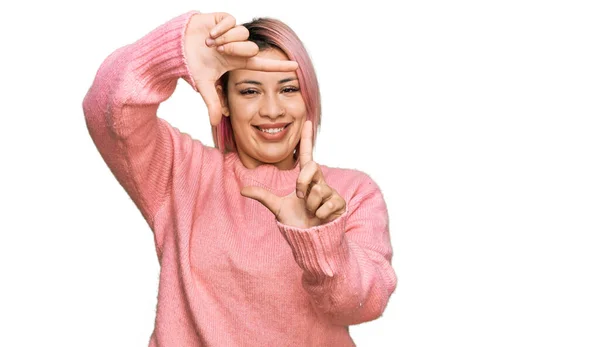 Latynoska Kobieta Różowymi Włosami Nosząca Luźny Zimowy Sweter Uśmiechająca Się — Zdjęcie stockowe