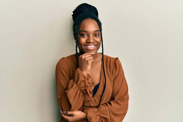 Afrikkalainen Amerikkalainen Nainen Punottu Hiukset Yllään Rento Ruskea Paita Hymyillen — kuvapankkivalokuva