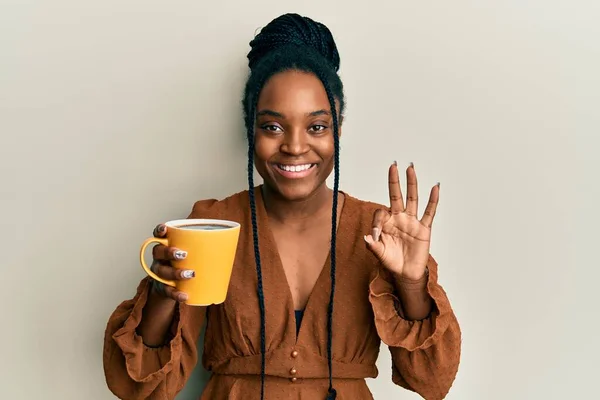 Mujer Afroamericana Con Pelo Trenzado Bebiendo Una Taza Café Haciendo —  Fotos de Stock