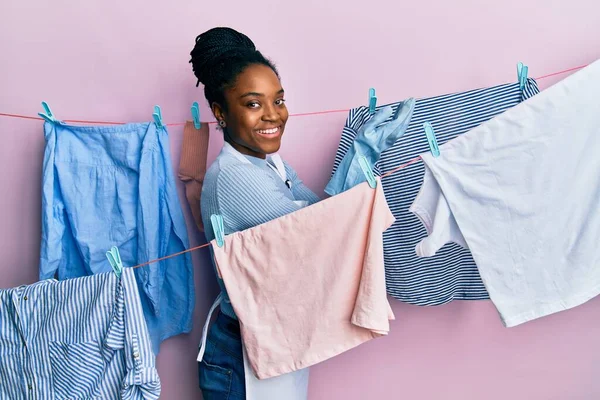 Africano Americano Mulher Com Trançado Cabelo Lavar Roupas Varal Apontando — Fotografia de Stock