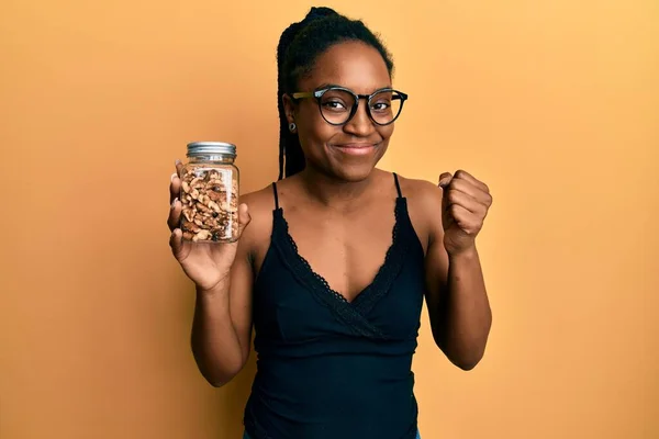 Afro Amerikaanse Vrouw Met Gevlochten Haar Houden Walnoten Schreeuwen Trots — Stockfoto