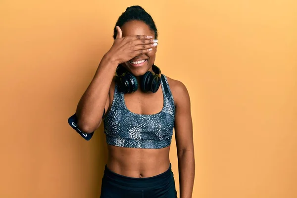 Afroamerikansk Kvinna Med Flätat Hår Klädd Sportkläder Och Armband Leende — Stockfoto