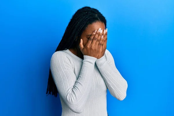 泣きながら手で顔を覆う悲しい表情でカジュアルな白いセーターを着て編組髪アフリカ系アメリカ人女性 うつ病の概念 — ストック写真