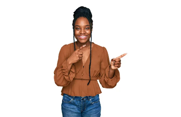 Joven Mujer Afroamericana Vistiendo Ropa Casual Sonriendo Mirando Cámara Apuntando — Foto de Stock