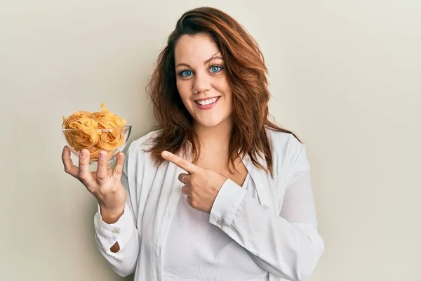 Joven Mujer Caucásica Sosteniendo Tazón Pasta Cruda Sonriendo Feliz Señalando — Foto de Stock