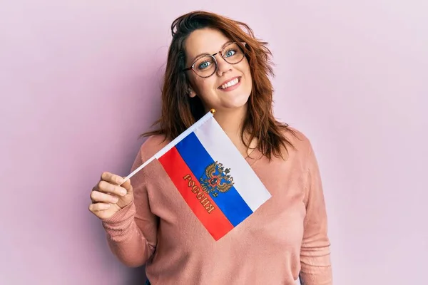 Jonge Blanke Vrouw Met Russische Federatie Vlag Die Positief Gelukkig — Stockfoto