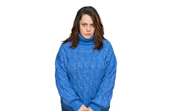 Młoda Kobieta Size Ubrana Luźne Ubrania Sceptyczna Nerwowa Marszcząc Brwi — Zdjęcie stockowe
