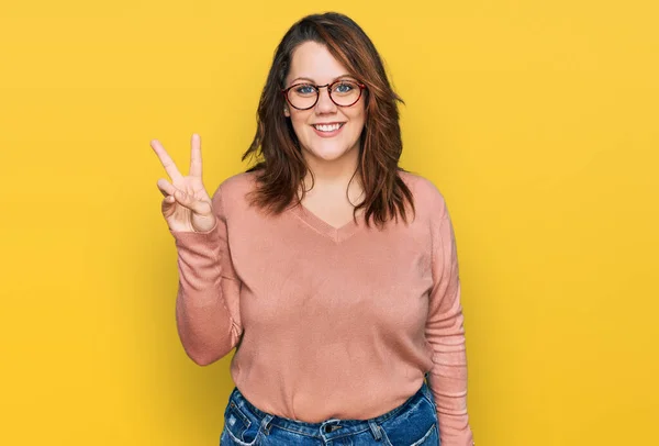 Een Jonge Vrouw Casual Kleding Een Bril Lachend Naar Camera — Stockfoto