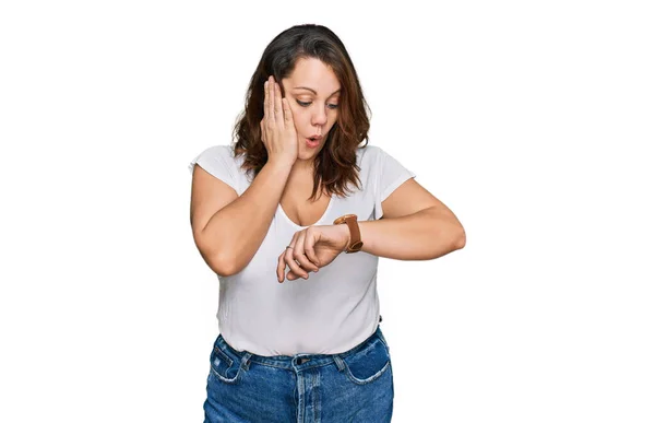 Młody Rozmiar Kobieta Luźnej Białej Koszuli Patrząc Zegarek Zmartwiony Boi — Zdjęcie stockowe