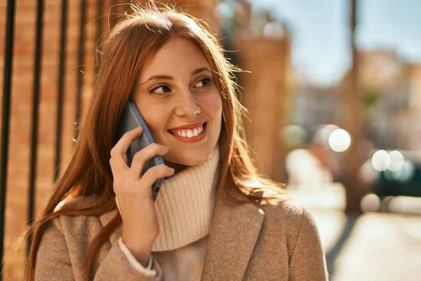 Genç Kızıl Saçlı Kız Gülümsüyor Şehirdeki Akıllı Telefondan Konuşuyor — Stok fotoğraf