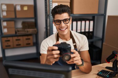 Ofiste profesyonel kamera kullanan Latin asıllı genç bir iş adamı.