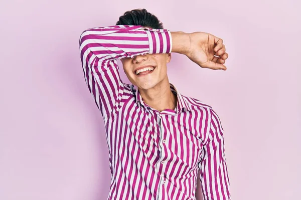 Genç Spanyol Adam Günlük Kıyafetler Giyip Kollarıyla Gözlerini Kapatıyor Neşeli — Stok fotoğraf
