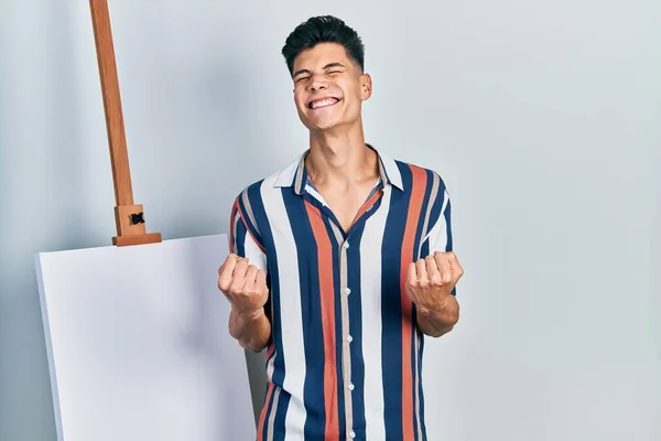 Junger Hispanischer Mann Der Sehr Glücklich Und Aufgeregt Neben Leeren — Stockfoto