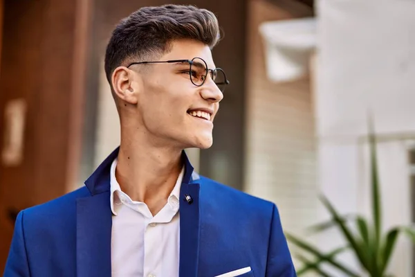 Giovane Uomo Sorridente Fiducioso Indossa Vestito Occhiali Strada — Foto Stock