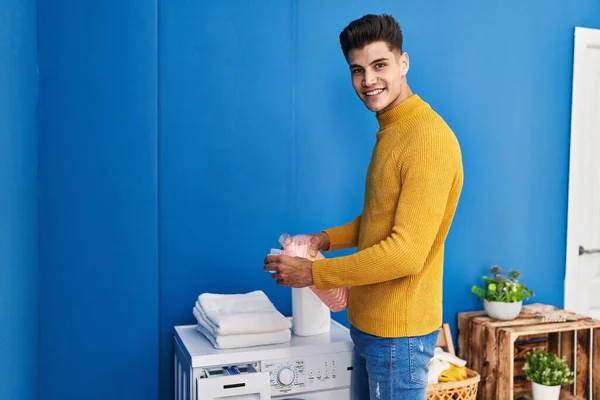 Joven Hombre Hispano Sonriendo Confiado Vertiendo Detergente Lavandería — Foto de Stock