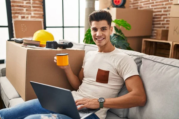 Jonge Spaanse Man Met Behulp Van Laptop Het Drinken Van — Stockfoto
