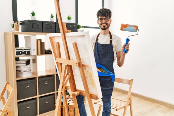 Joven Artista Hispano Sonriendo Feliz Dibujo Usando Rodillo Pintura Estudio — Foto de Stock