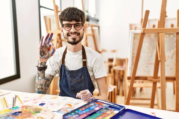 Resim Stüdyosundaki Sakallı Spanyol Adam Gülümsüyor Parmaklarıyla Tamam Işareti Yapıyor — Stok fotoğraf