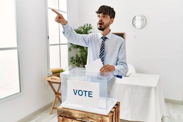 Hispánec Plnovousem Který Hlasuje Dává Obálku Volební Urny Ukazuje Prstem — Stock fotografie
