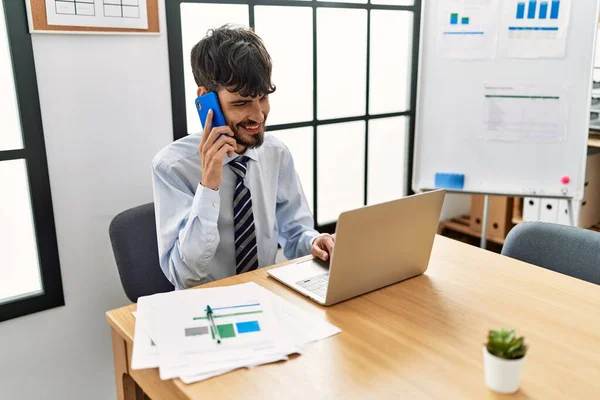 Junger Hispanischer Geschäftsmann Spricht Büro Auf Dem Smartphone — Stockfoto