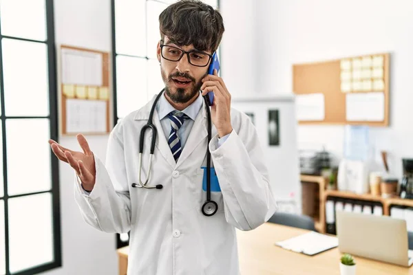 Jovem Médico Hispânico Falando Smartphone Que Trabalha Clínica — Fotografia de Stock