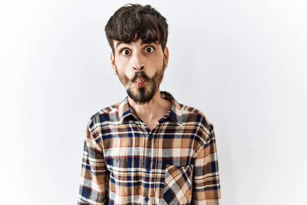 Hombre Hispano Con Barba Pie Sobre Fondo Aislado Haciendo Cara —  Fotos de Stock