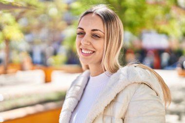 Parkta kendine güvenen genç bir kadın.