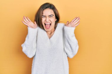 Kafkasyalı genç bir kız gündelik kıyafetler giyip çılgınlığı kutluyor ve başarıya hayret ediyor kolları açık ve gözleri açık heyecanla haykırıyor. Kazanan konsept 