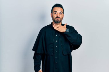 Sakallı, Katolik rahip cübbesi giyen, boğazını bıçak niyetine kesen, saldırganlığı şiddetle tehdit eden yakışıklı İspanyol bir adam. 