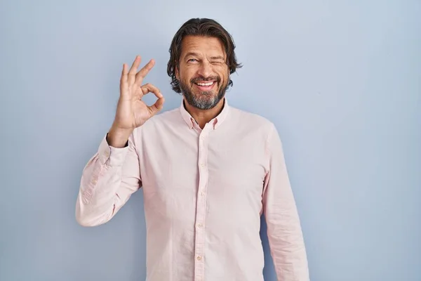 エレガントなシャツを着たハンサムな中年の男性が 手と指でOkサインをする積極的な笑顔 成功した表現 — ストック写真