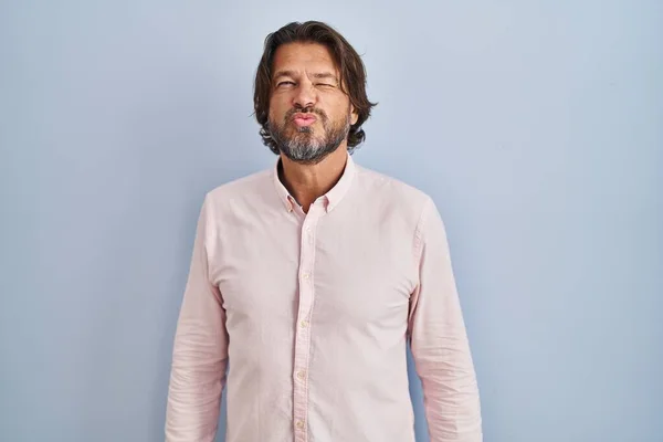 Hombre Guapo Mediana Edad Con Elegante Fondo Camisa Mirando Cámara — Foto de Stock