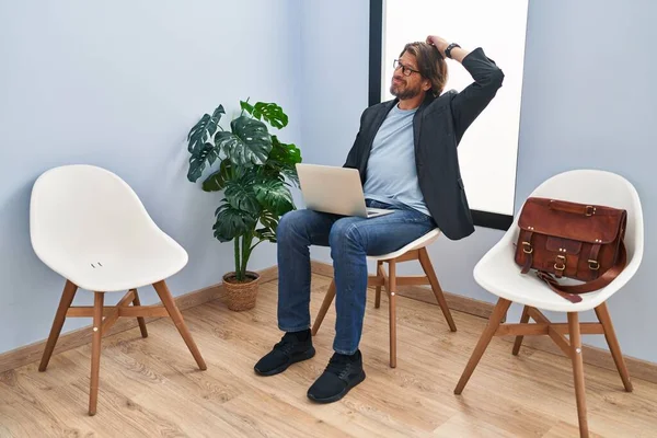 Bonito Homem Meia Idade Sentado Sala Espera Trabalhando Com Laptop — Fotografia de Stock