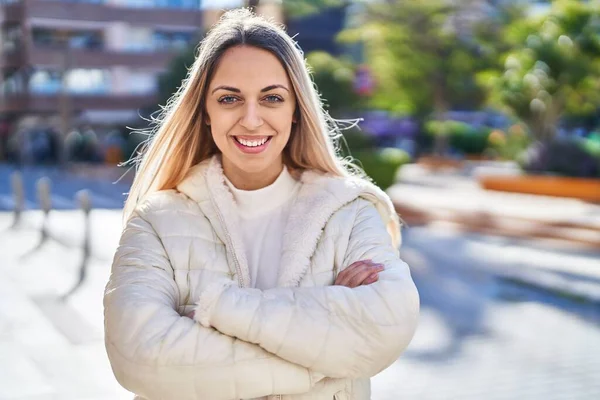 Giovane Donna Sorridente Fiducioso Piedi Con Braccia Incrociate Gesto Strada — Foto Stock