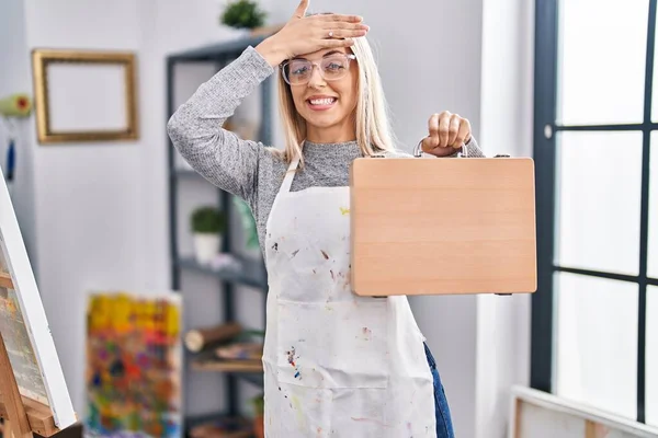 Młoda Blond Malarka Kobieta Trzyma Drewniane Etui Studio Sztuki Zestresowany — Zdjęcie stockowe