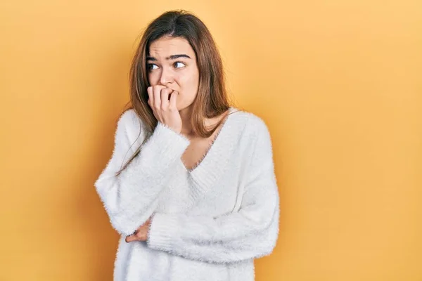 Joven Chica Caucásica Que Usa Ropa Casual Que Estresada Nerviosa — Foto de Stock