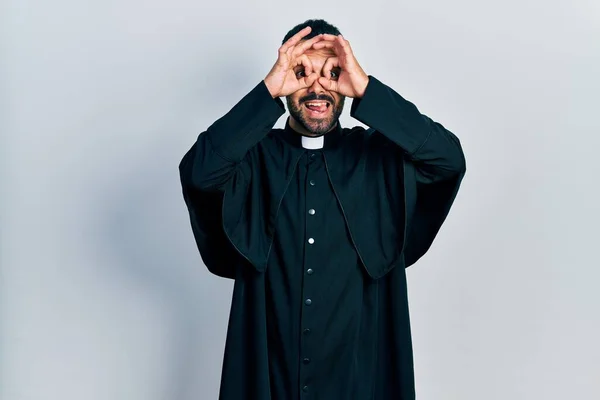 Homem Hispânico Bonito Com Barba Vestindo Roupão Padre Católico Fazendo — Fotografia de Stock