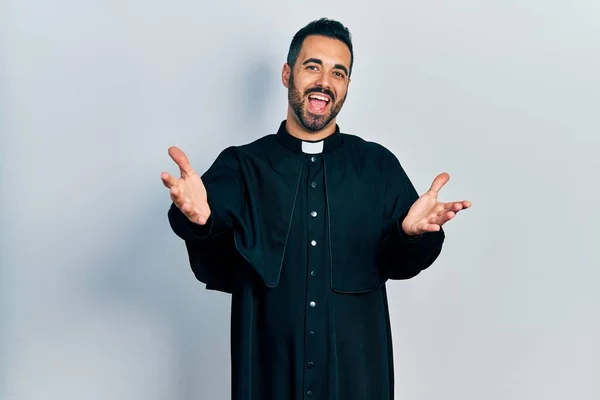 Sakallı Yakışıklı Katolik Rahip Cübbesi Giymiş Neşeli Gülümseyerek Yardım Eli — Stok fotoğraf