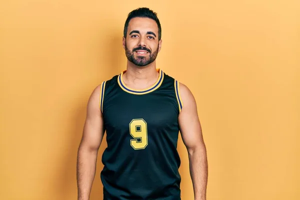 Sakallı Basketbol Tişörtü Giyen Yüzünde Mutlu Havalı Bir Gülümseme Olan — Stok fotoğraf