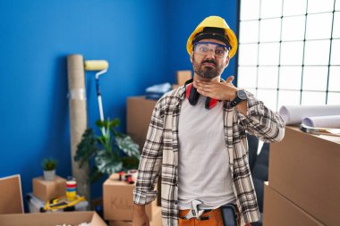 Sakallı, evde çalışan, boğazını bıçak niyetine kesen genç İspanyol bir adam, saldırganlığı şiddetle tehdit ediyor. 