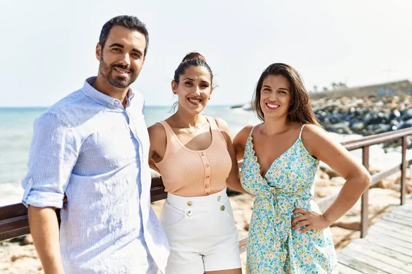 Drie Jonge Spaanse Vrienden Glimlachen Gelukkig Knuffelen Het Strand — Stockfoto