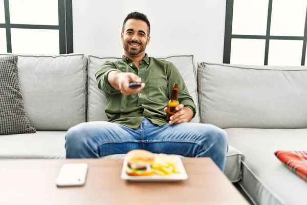 Genç Spanyol Adam Hamburger Yiyor Evde Televizyon Seyrediyor — Stok fotoğraf
