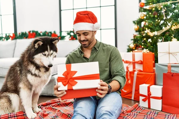 Jeune Homme Hispanique Cadeau Déballage Assis Sur Sol Avec Chien — Photo