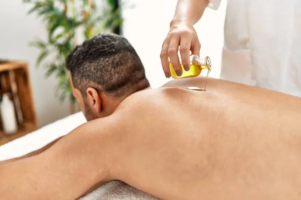 Young Hispanic Man Having Back Massage Using Oil Beauty Center — Φωτογραφία Αρχείου