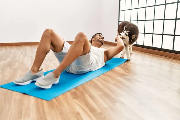 Jonge Spaanse Man Glimlachend Zelfverzekerd Spelen Met Hond Sportcentrum — Stockfoto